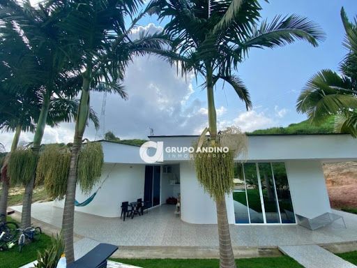 Finca en venta Santander Lebríja Lebríja 16000 m2 Habitaciones 2 Baños 2 Garajes 1 Precio $1300000000