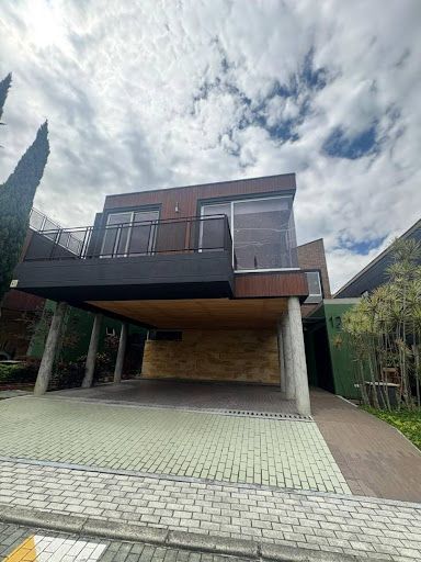 Casa en arriendo Antioquia Medellín Loma El Atravesado 340 m2 Habitaciones 4 Baños 4 Garajes 1 Precio $13500000