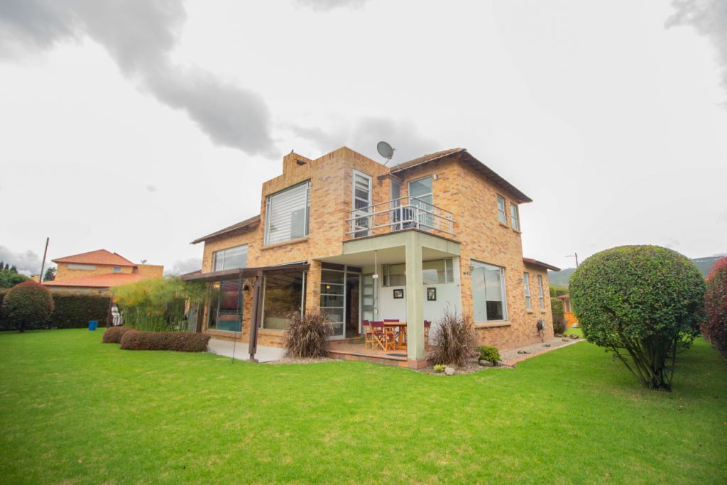 Casa en venta Cundinamarca Cajicá Santa Cruz 320 m2 Habitaciones 3 Baños 4 Garajes 4 Precio $2100000000