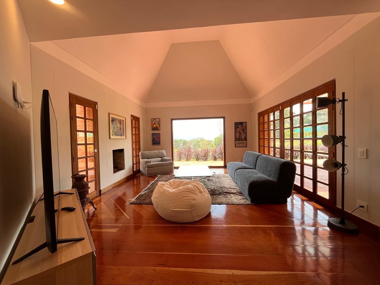 Casa en arriendo o venta Antioquia Envigado Loma Del Atravesado 2000 m2 Habitaciones 3 Baños 4 Garajes 5 Precio venta $3160000000 Precio arriendo $16900000