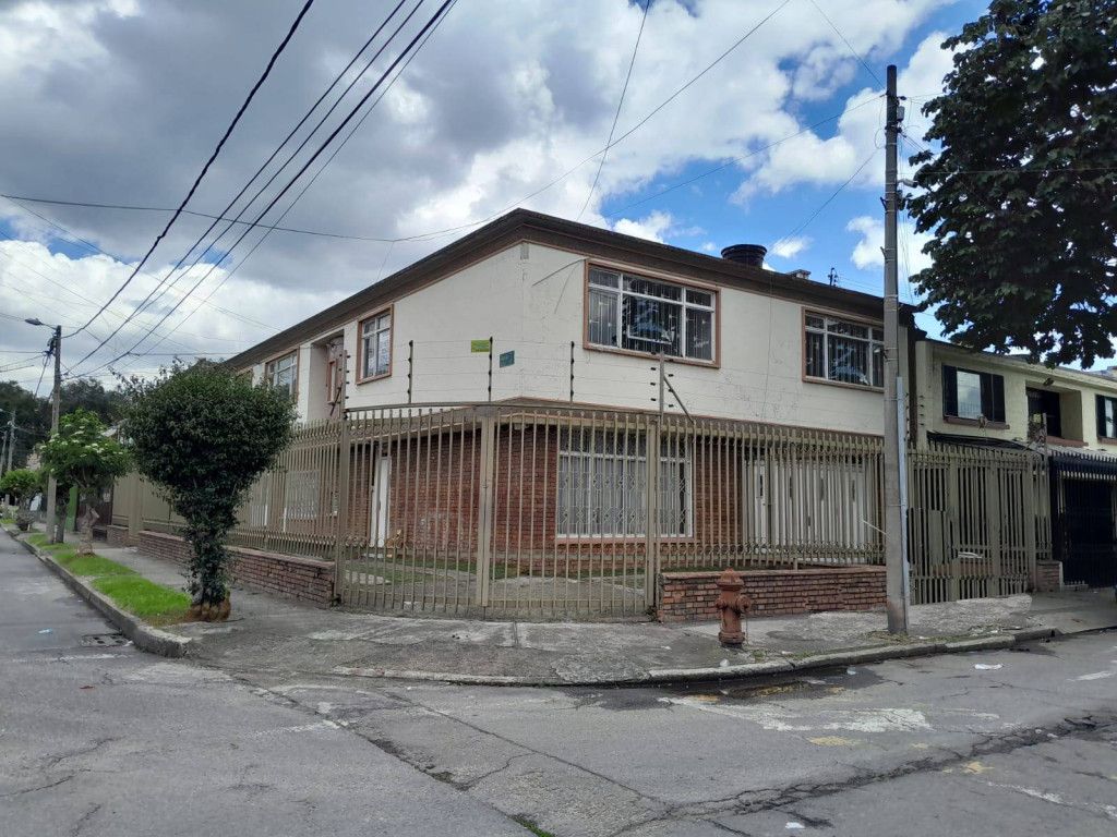 Casa en arriendo Cundinamarca Bogotá Normandía 387 m2 Habitaciones 6 Baños 4 Garajes 2 Precio $6450000