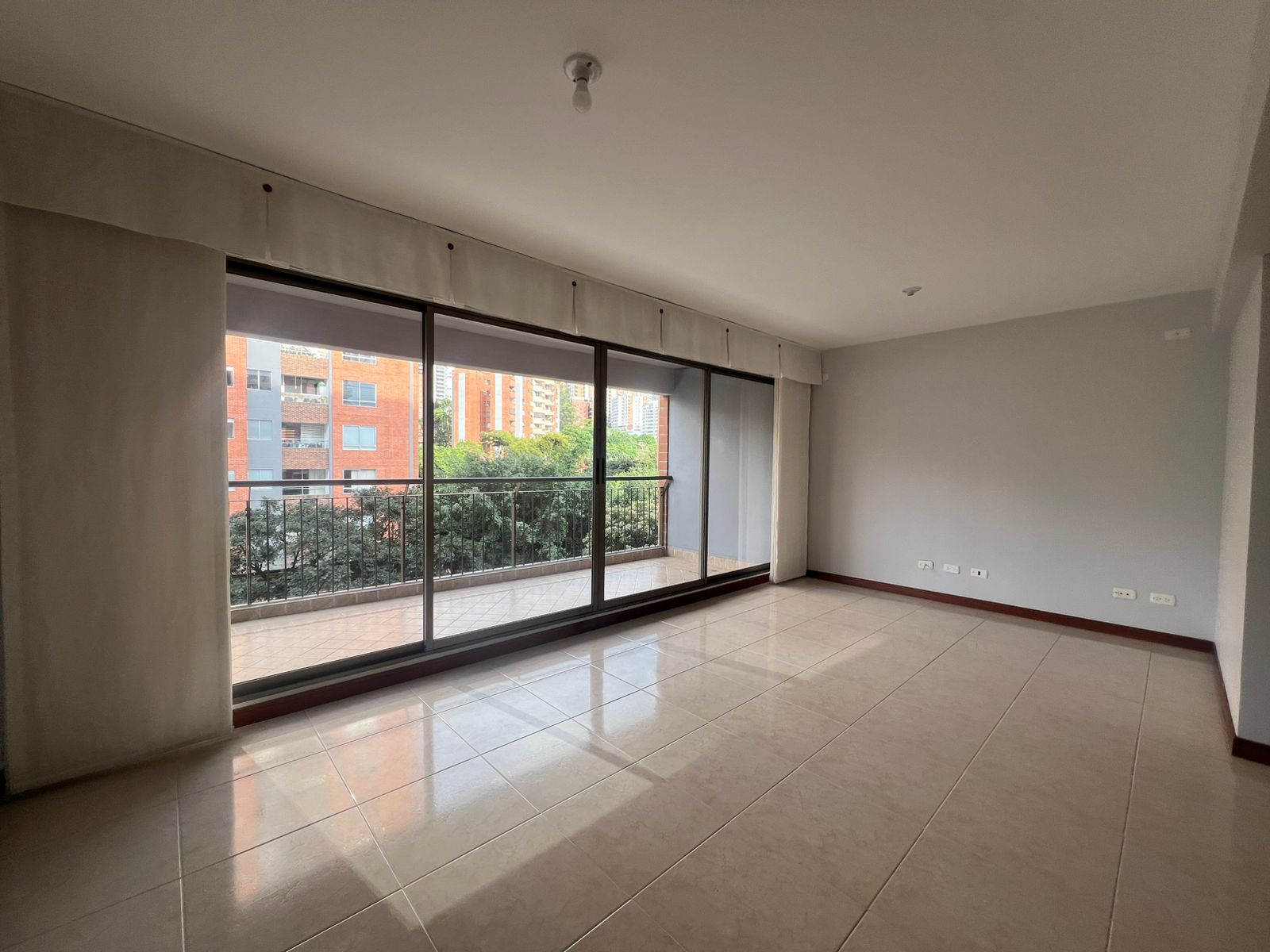 Apartamento en arriendo Antioquia Envigado Polideportivo Sur 137 m2 Habitaciones 3 Baños 2 Garajes 2 Precio $5150000