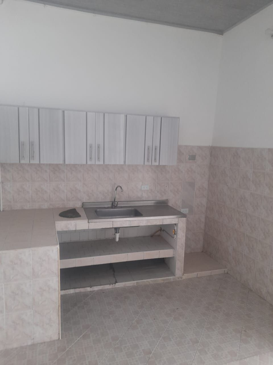 Casa en arriendo o venta Valle Del Cauca Cali Alameda 250 m2 Habitaciones 5 Baños 4 Garajes 0 Precio venta $650000000 Precio arriendo $2500000