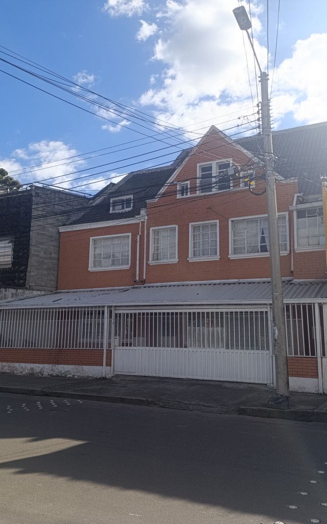 Casa en venta Cundinamarca Bogotá Alfonso López 240 m2 Habitaciones 3 Baños 2 Garajes 3 Precio $558000000