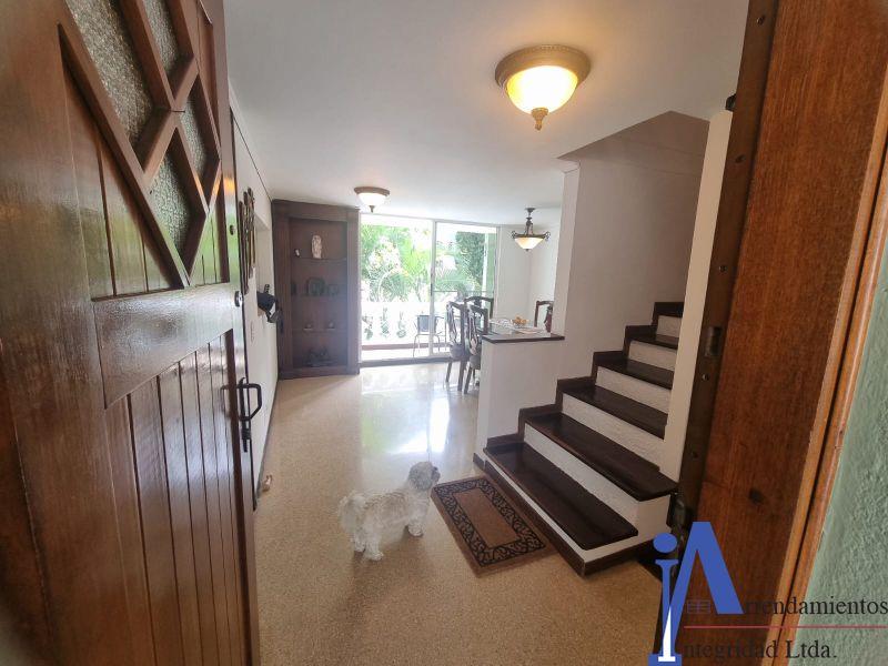 Casa en arriendo o venta Antioquia Medellín Loma De Los Bernal 223 m2 Habitaciones 4 Baños 4 Garajes 2 Precio venta $930000000 Precio arriendo $5700000