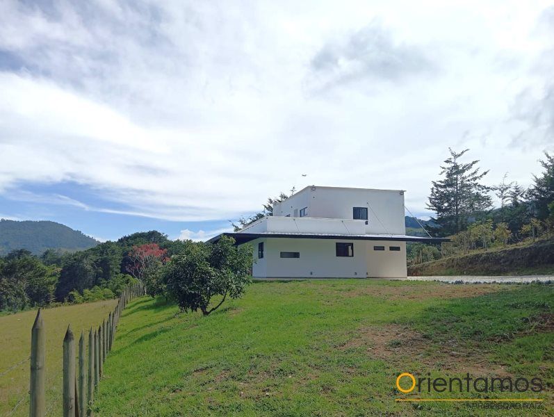 Finca en arriendo Antioquia Rionegro Centro 1205 m2 Habitaciones 4 Baños 3 Garajes 1 Precio $5000000
