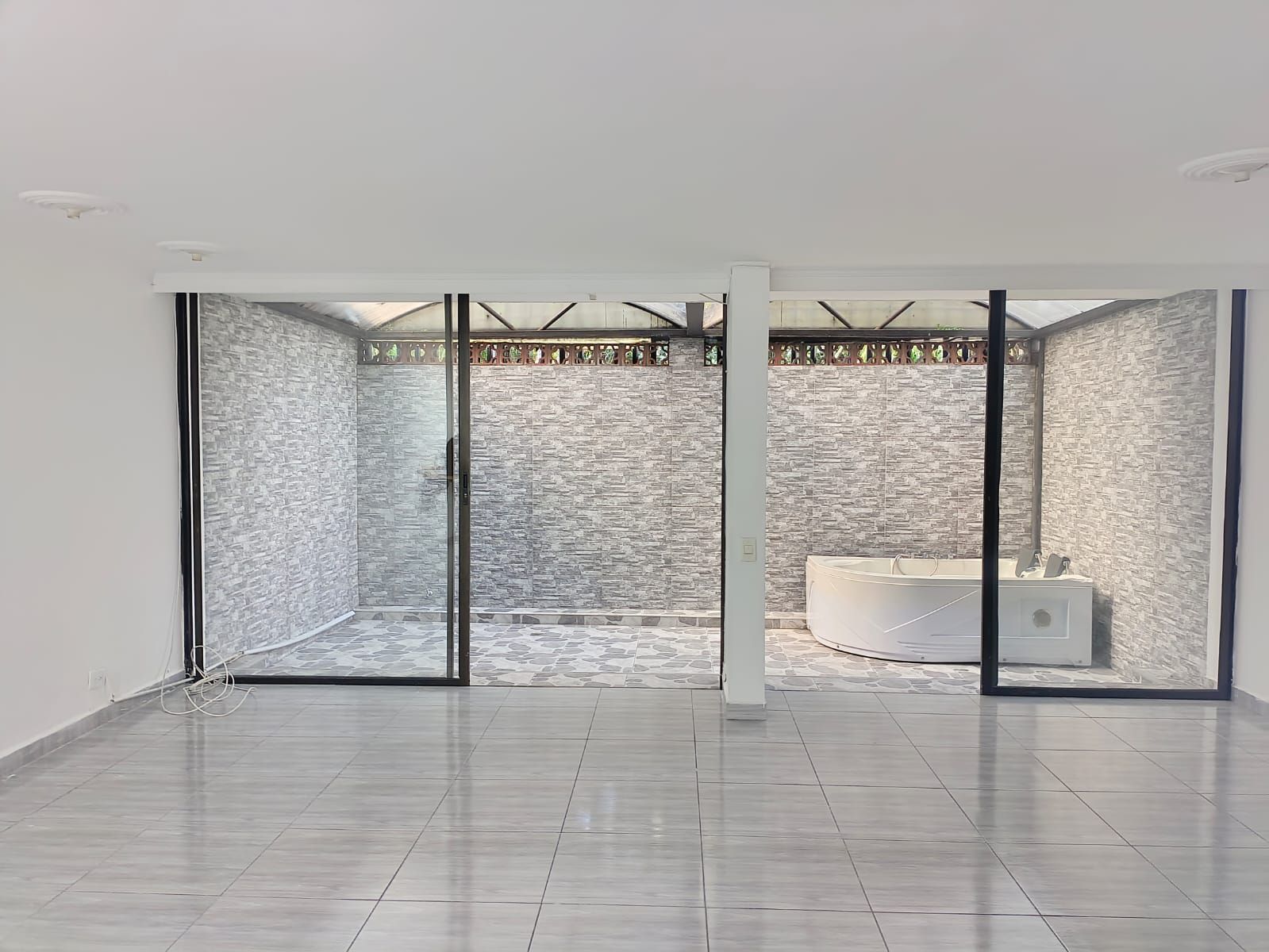 Casa en arriendo Antioquia Medellín Loma De Los Bernal 190 m2 Habitaciones 3 Baños 3 Garajes 2 Precio $3950000