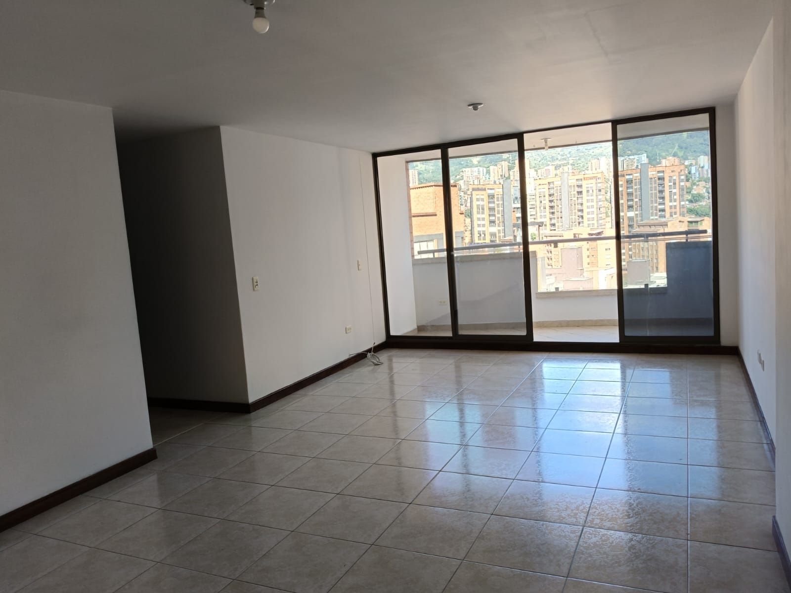 Apartamento en arriendo Antioquia Envigado El Dorado 117 m2 Habitaciones 3 Baños 3 Garajes 2 Precio $4500000