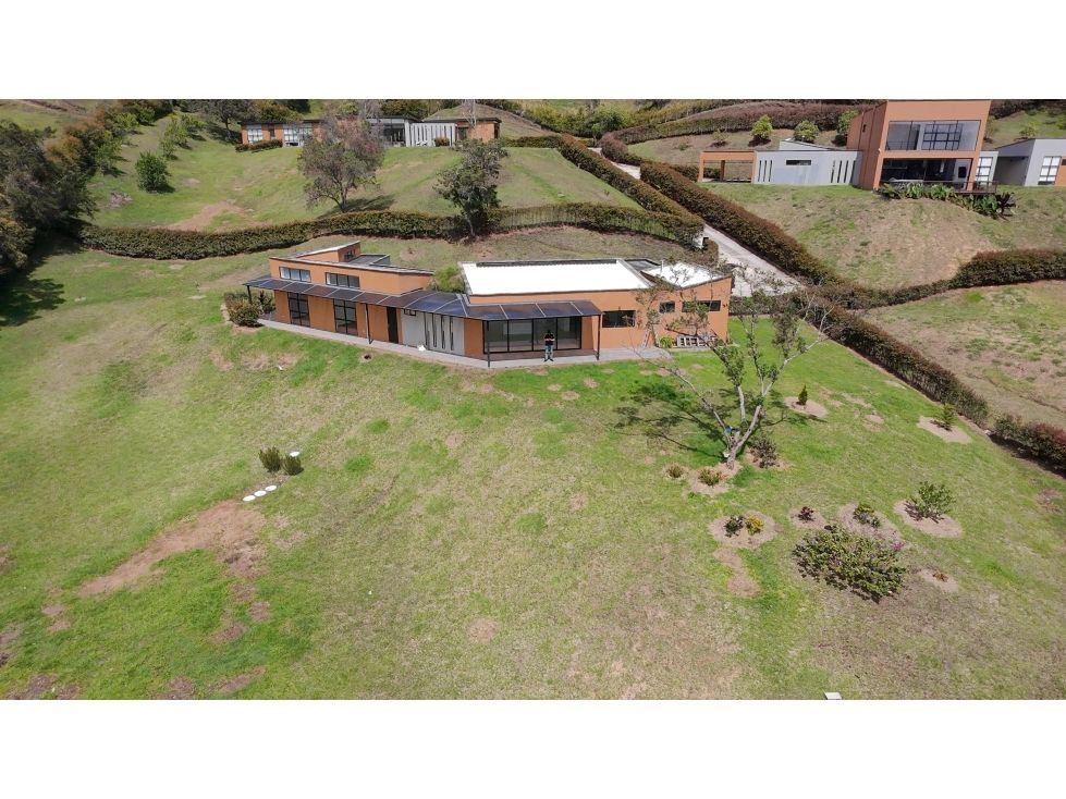 Casa Campestre en arriendo o venta Antioquia Rionegro San Antonio 3500 m2 Habitaciones 6 Baños 5 Garajes 4 Precio venta $2500000000 Precio arriendo $9500000