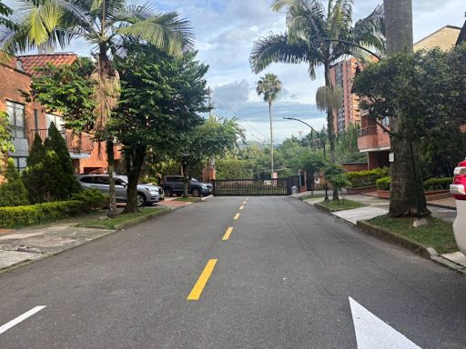 Casa en venta Antioquia Itagüí Ditaires 202 m2 Habitaciones 3 Baños 3 Garajes 2 Precio $1100000000