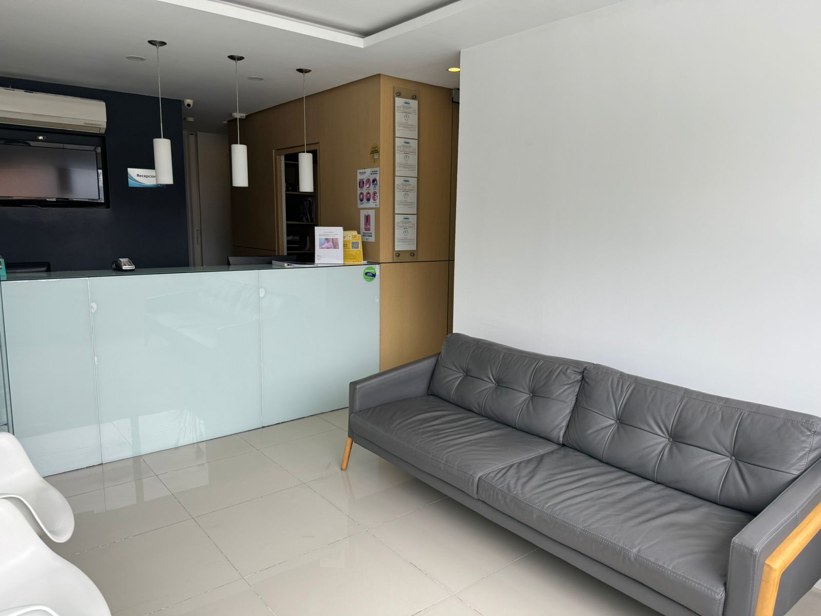 Consultorio en arriendo Antioquia Medellín Los Naranjos 220 m2 Habitaciones 0 Baños 4 Garajes 0 Precio $25000000