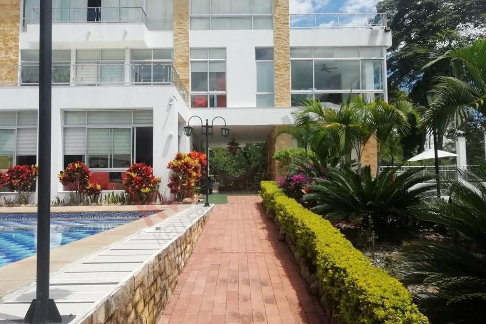 Finca en venta Cundinamarca La Mesa El Centro 2142 m2 Habitaciones 6 Baños 7 Garajes 7 Precio $1300000000