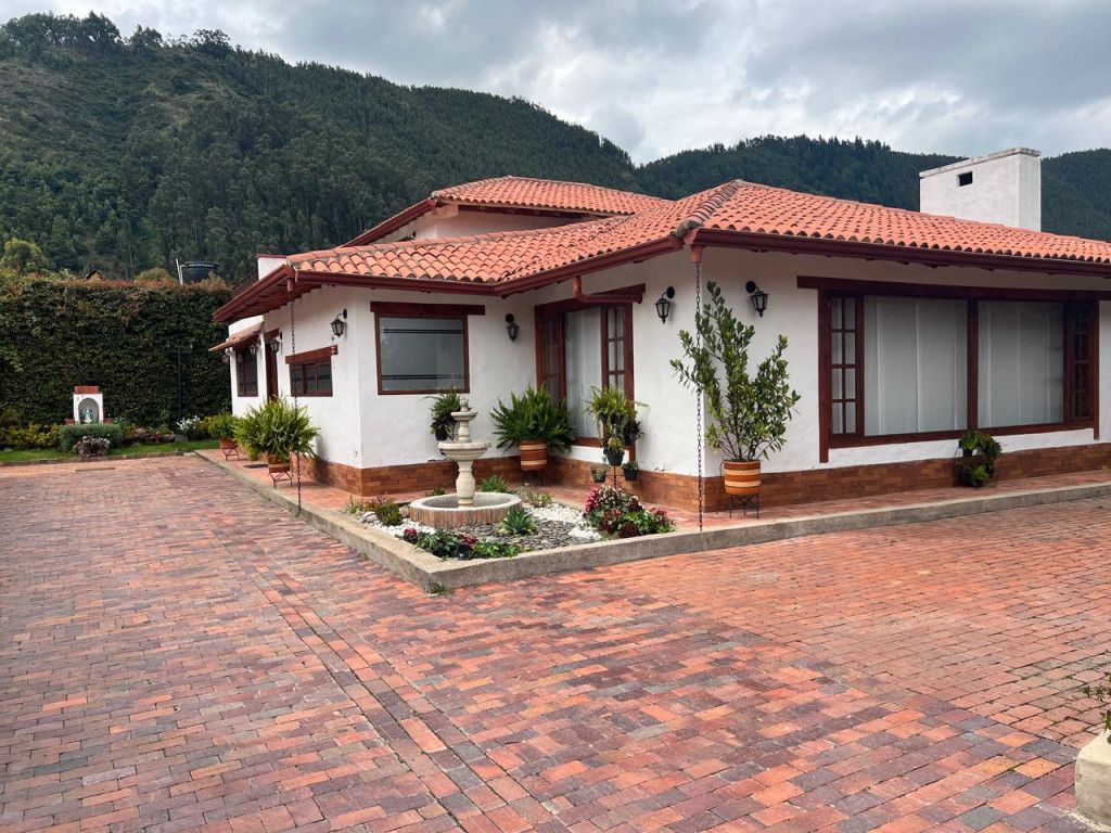 Casa en venta Cundinamarca Cajicá Santa Cruz 268 m2 Habitaciones 4 Baños 4 Garajes 10 Precio $2300000000