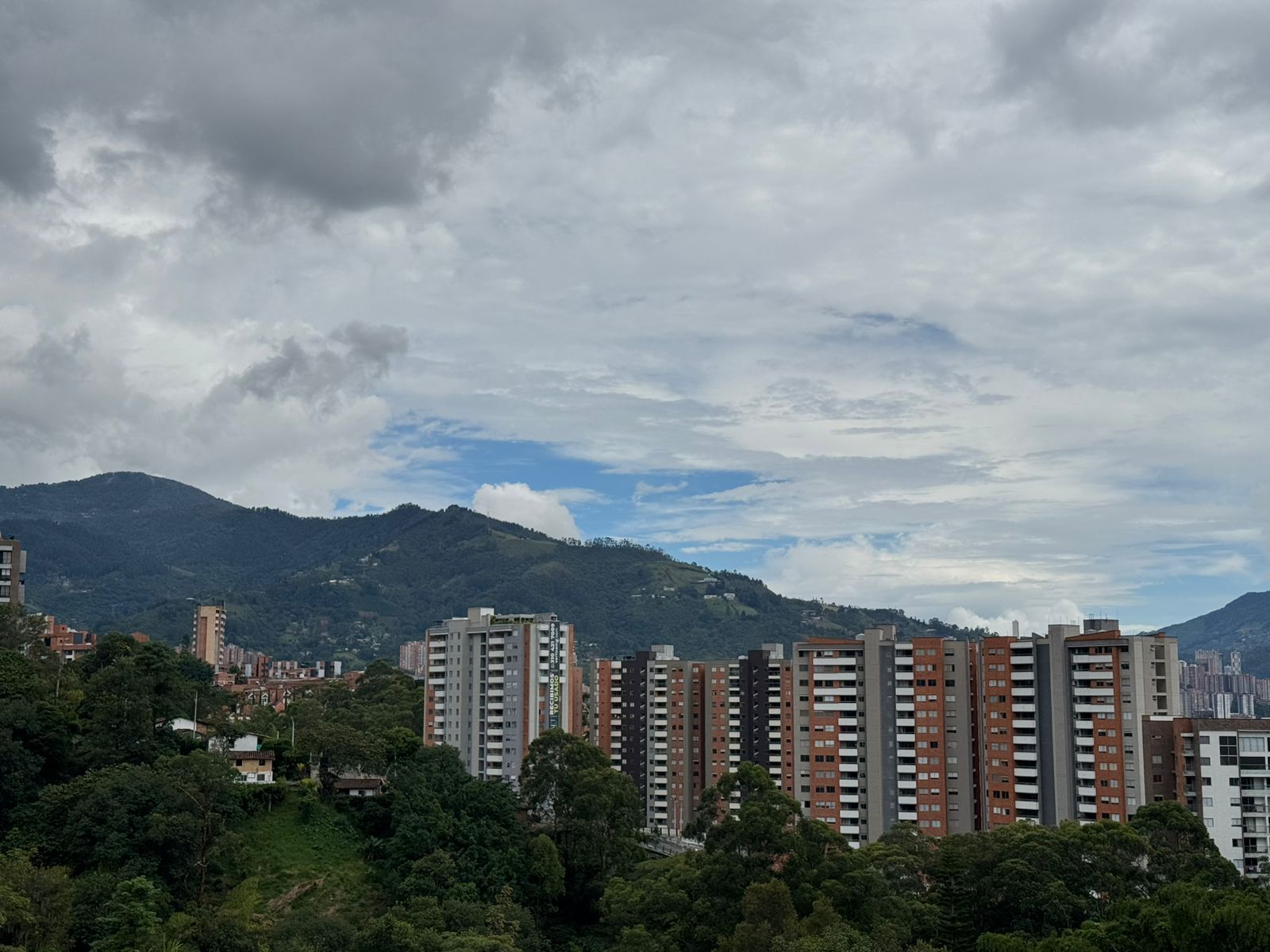 Apartamento en arriendo Antioquia Envigado El Esmeraldal 112 m2 Habitaciones 3 Baños 3 Garajes 0 Precio $5500000