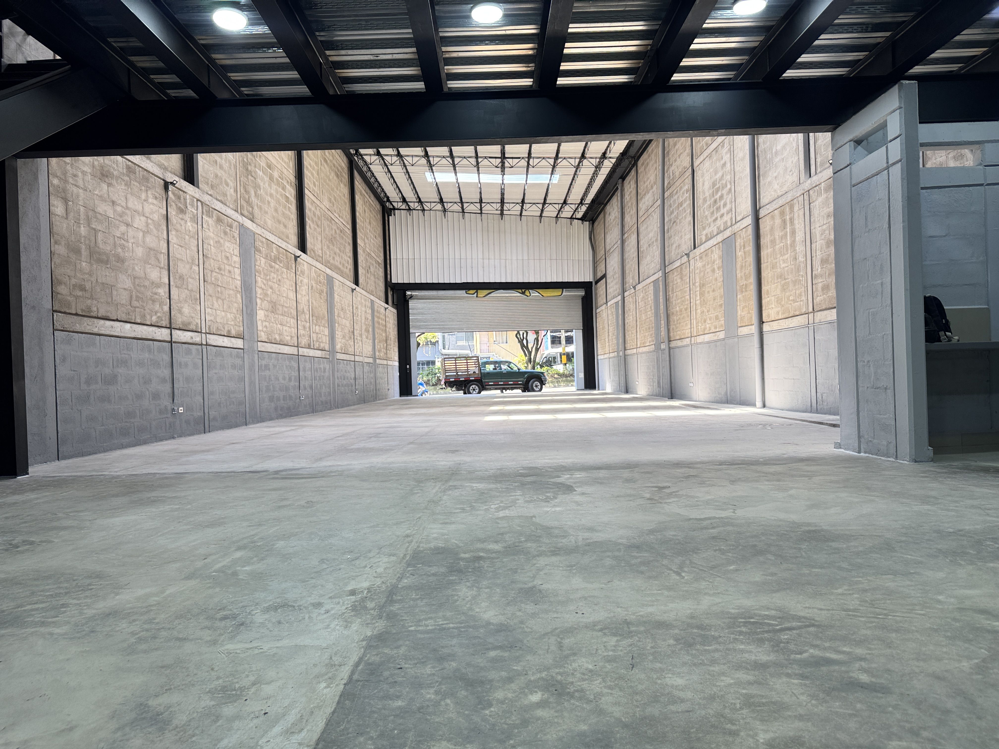 Bodega en arriendo Antioquia Medellín Laureles 400 m2 Habitaciones 0 Baños 2 Garajes 0 Precio $25000000