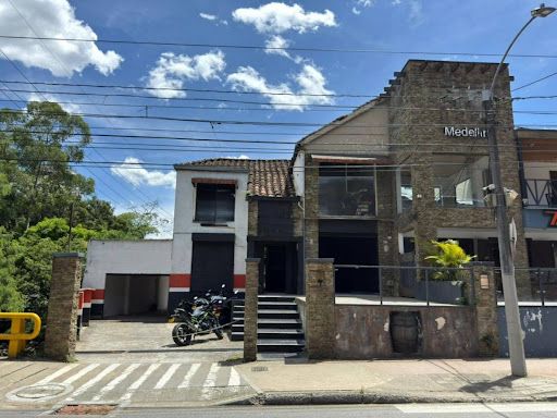 Casa en arriendo Antioquia Medellín El Poblado 453 m2 Habitaciones 4 Baños 3 Garajes 2 Precio $16000000