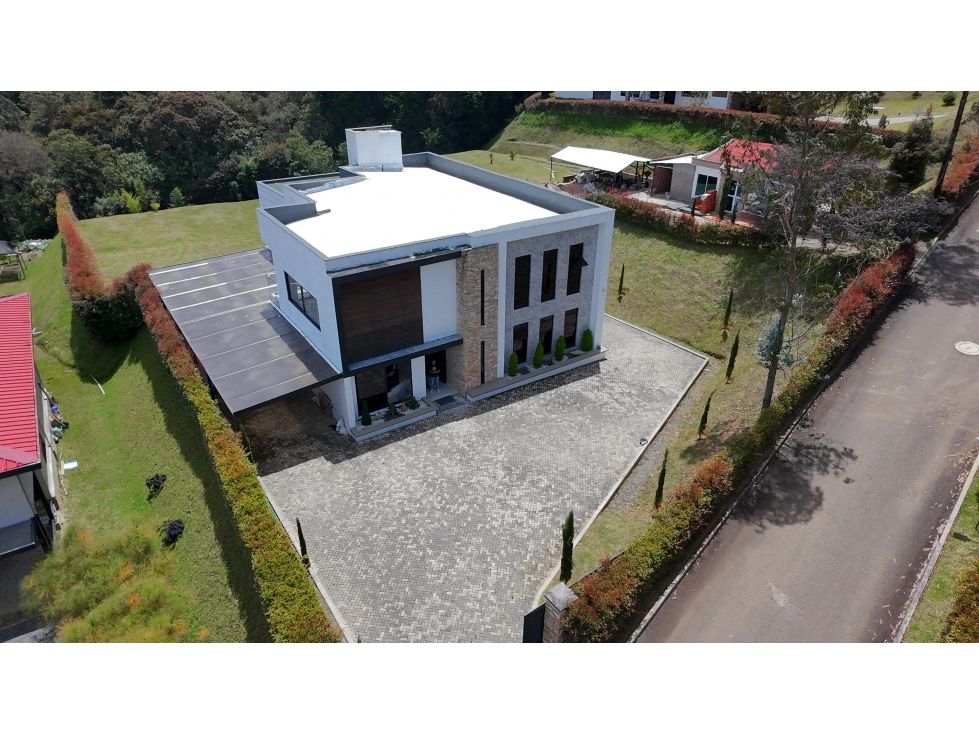 Casa Campestre en arriendo Antioquia Guarne Centro Plaza 2400 m2 Habitaciones 5 Baños 6 Garajes 6 Precio $20000000