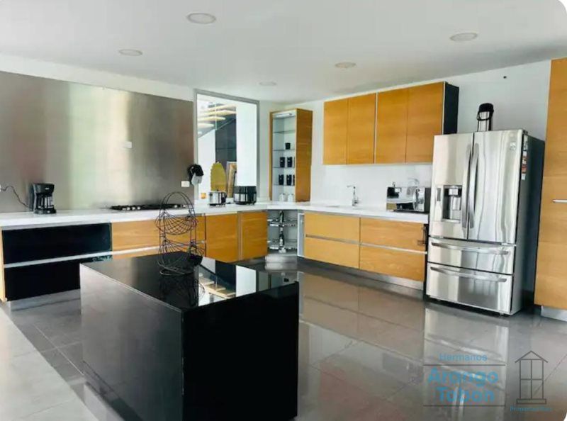 Casa en arriendo o venta Antioquia El Retiro El Retiro 5650 m2 Habitaciones 4 Baños 5 Garajes 6 Precio venta $4700000000 Precio arriendo $15000000