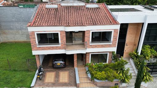 Casa en arriendo o venta Antioquia Sabaneta Sabaneta 300 m2 Habitaciones 6 Baños 6 Garajes 4 Precio venta $1300000000 Precio arriendo $6500000