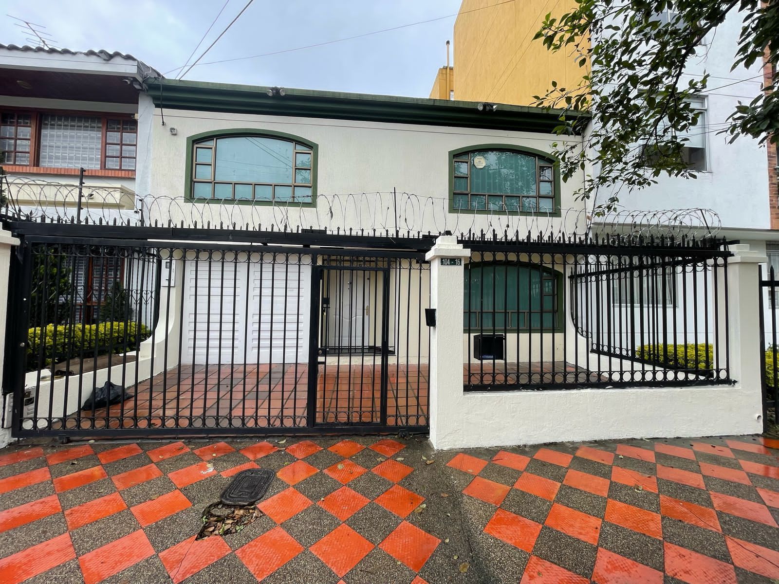 Casa en arriendo Cundinamarca Bogotá Estoril 300 m2 Habitaciones 4 Baños 3 Garajes 1 Precio $7000000