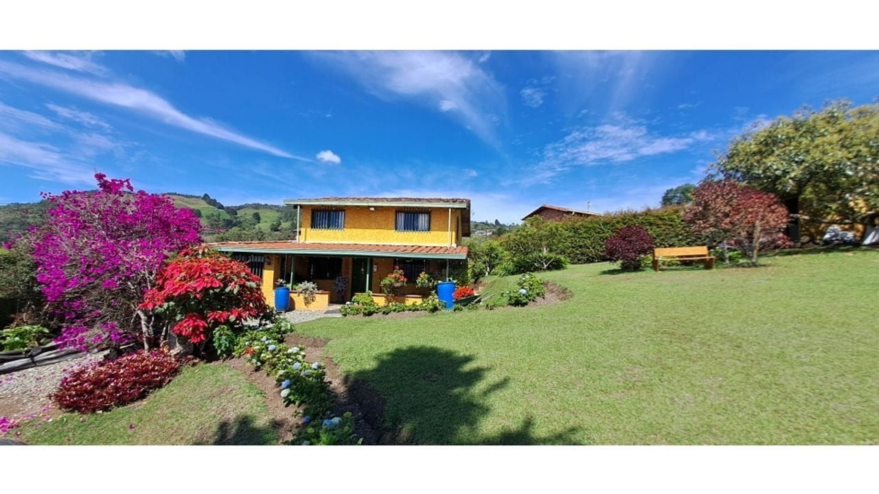 Finca en venta Antioquia Copacabana Haceb 270 m2 Habitaciones 4 Baños 3 Garajes 5 Precio $1100000000