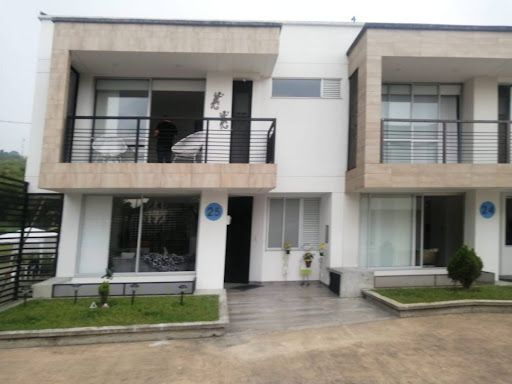 Casa en arriendo o venta Risaralda Pereira Rincon Del Bosque 225 m2 Habitaciones 5 Baños 5 Garajes 2 Precio venta $980000000 Precio arriendo $4800000