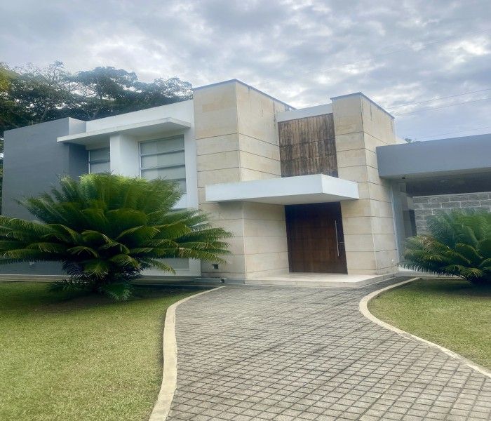Casa en venta Valle Del Cauca Jamundí Cn Valle Verde 450 m2 Habitaciones 4 Baños 5 Garajes 4 Precio $2500000000