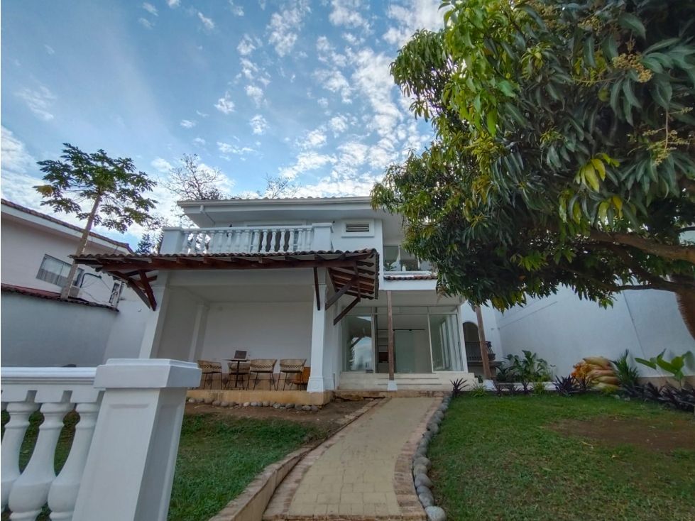 Oficina en arriendo Valle Del Cauca Cali Urbanización Ciudad Jardín 17 m2 Habitaciones 0 Baños 4 Garajes 8 Precio $1620000