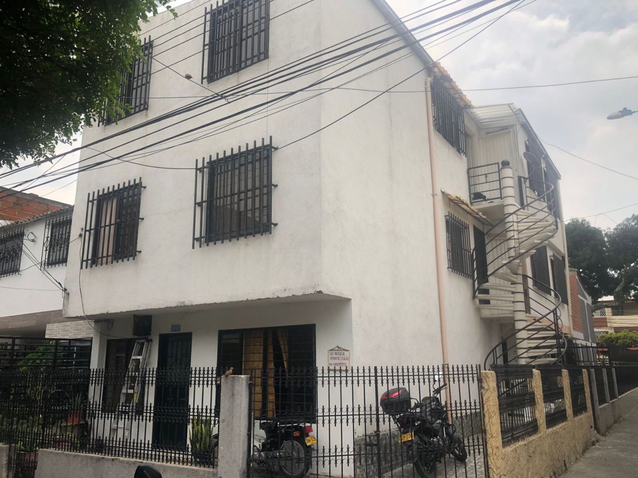 Edificio en venta Valle Del Cauca Cali Las Granjas 228 m2 Habitaciones 7 Baños 4 Garajes 1 Precio $750000000