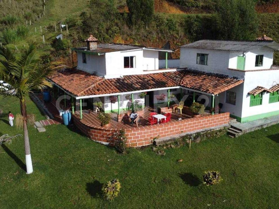 Finca en venta Antioquia Guarne La Cabaña 450 m2 Habitaciones 4 Baños 2 Garajes 2 Precio $8550000000