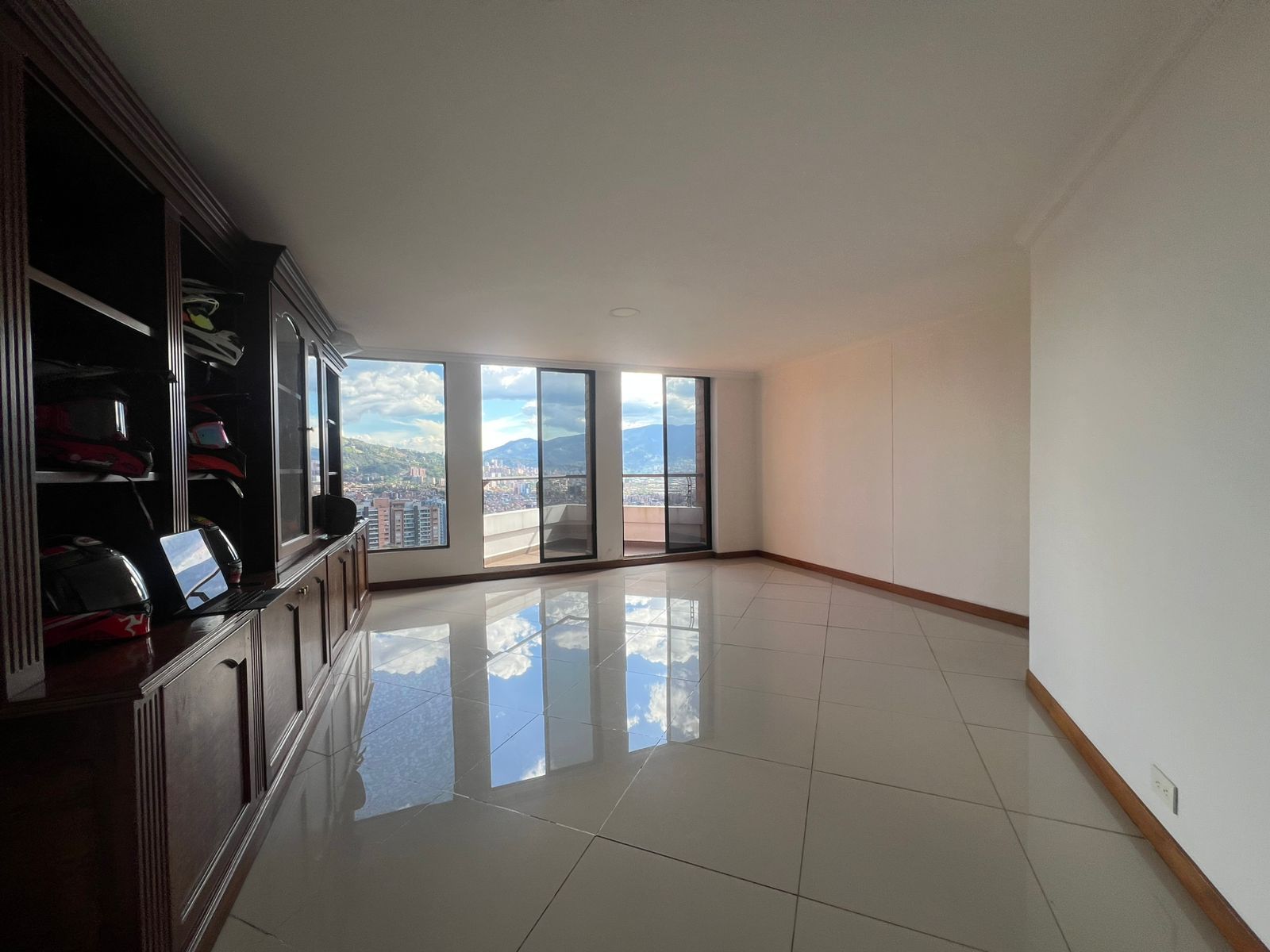 Apartamento en arriendo Antioquia Medellín Perpetuo Socorro 334 m2 Habitaciones 3 Baños 5 Garajes 2 Precio $10200000
