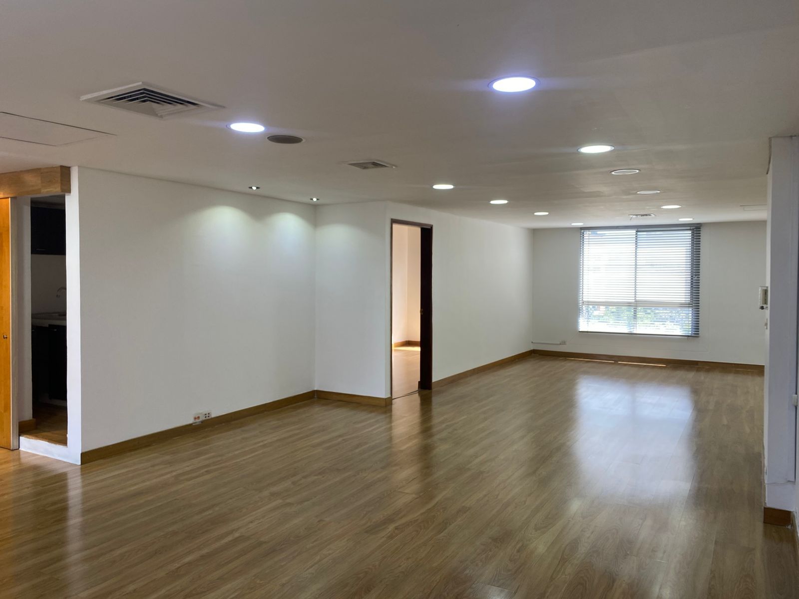 Oficina en venta Antioquia Medellín Patio Bonito 100 m2 Habitaciones 0 Baños 1 Garajes 0 Precio $950000000