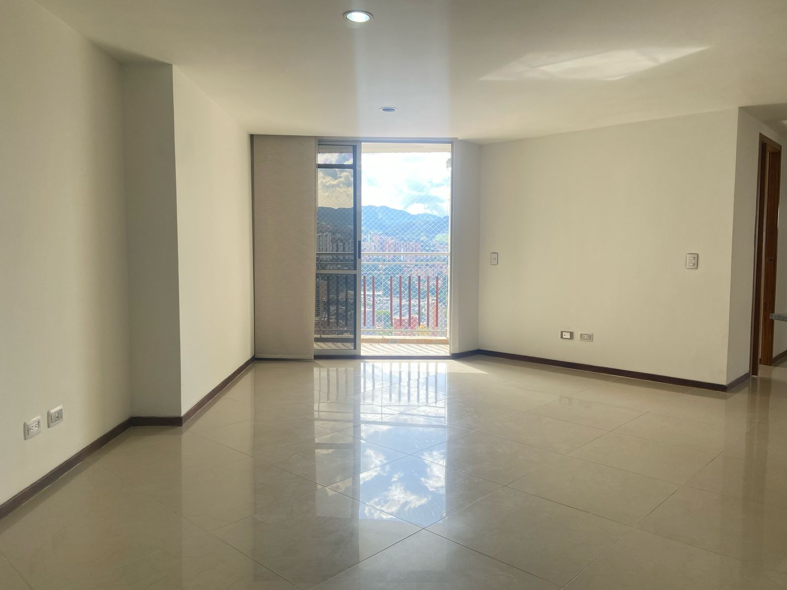Apartamento en arriendo Antioquia Sabaneta Betania 100 m2 Habitaciones 3 Baños 2 Garajes 1 Precio $3800000
