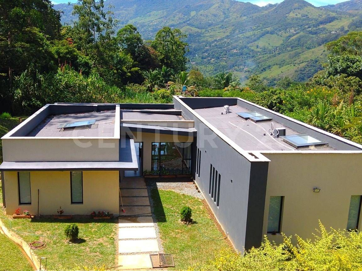 Finca en arriendo Antioquia Girardota Centro 400 m2 Habitaciones 4 Baños 4 Garajes 7 Precio $11000000