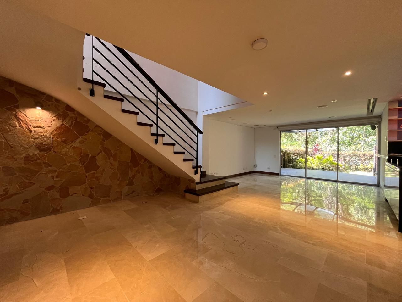 Casa en arriendo o venta Antioquia Envigado Los Naranjos 203 m2 Habitaciones 3 Baños 3 Garajes 4 Precio venta $1620000000 Precio arriendo $10500000