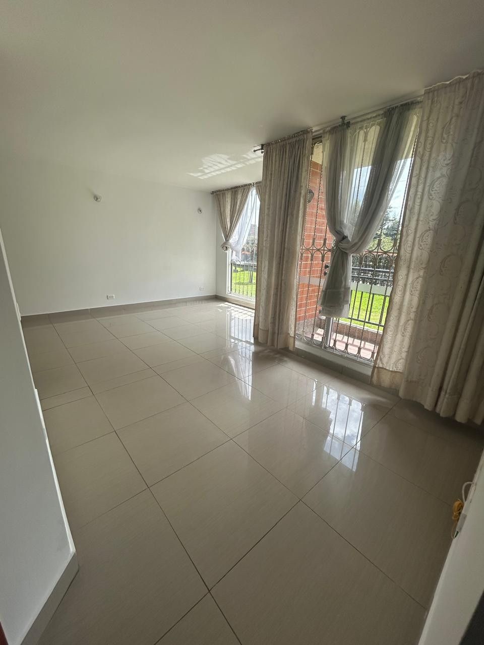 Apartamento en arriendo Cundinamarca Bogotá El Dorado 70 m2 Habitaciones 3 Baños 2 Garajes 1 Precio $2400000