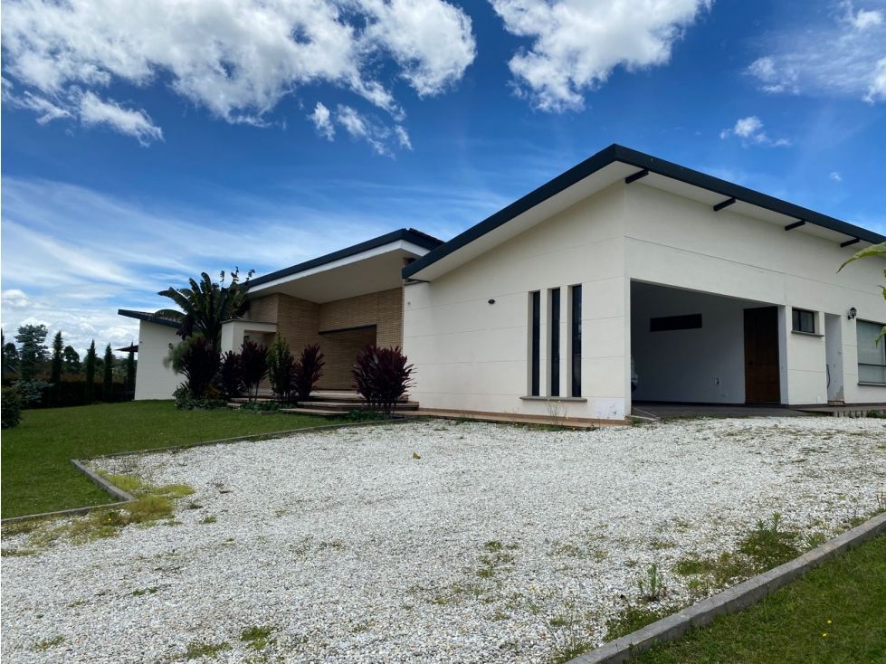 Finca en arriendo Antioquia El Carmen De Viboral El Carmen De Viboral 530 m2 Habitaciones 4 Baños 6 Garajes 8 Precio $17000000