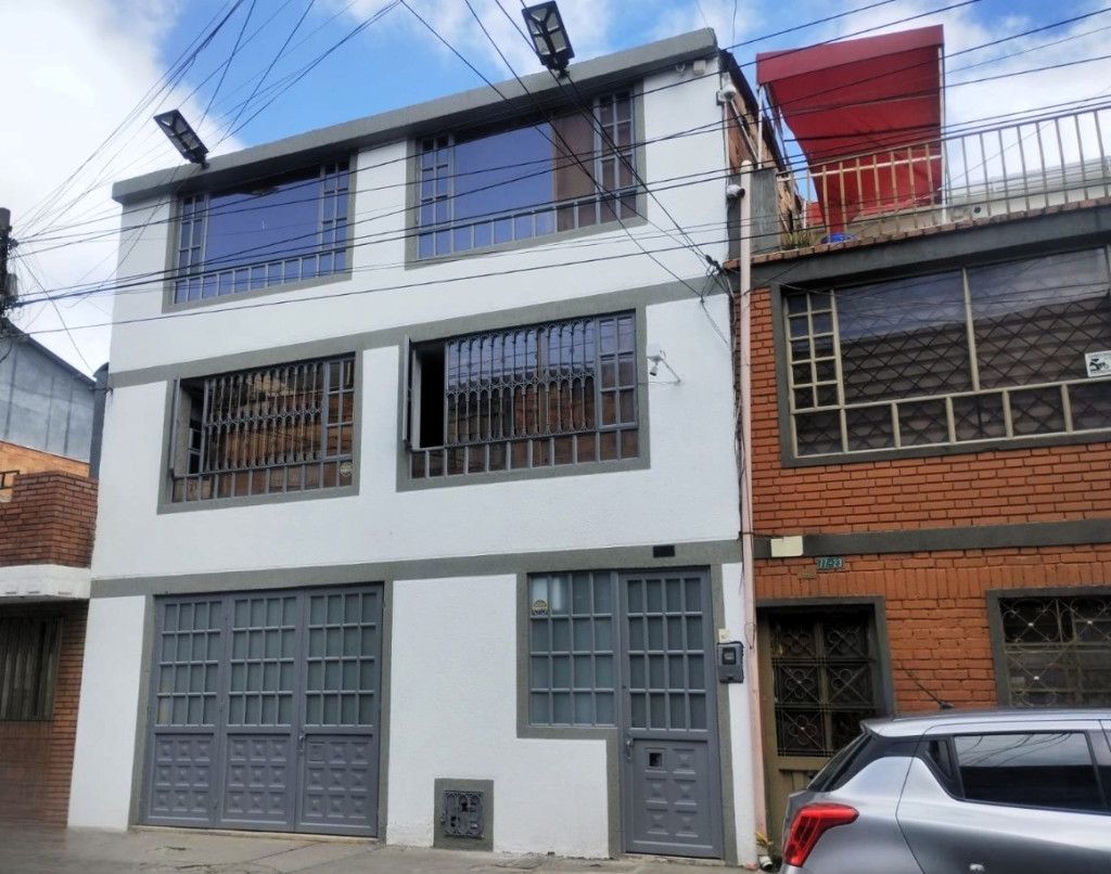 Casa en venta Cundinamarca Bogotá Las Ferias 225 m2 Habitaciones 6 Baños 5 Garajes 0 Precio $800000000