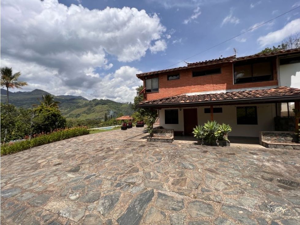 Finca en arriendo Antioquia Girardota Girardota 915 m2 Habitaciones 9 Baños 7 Garajes 5 Precio $14000000