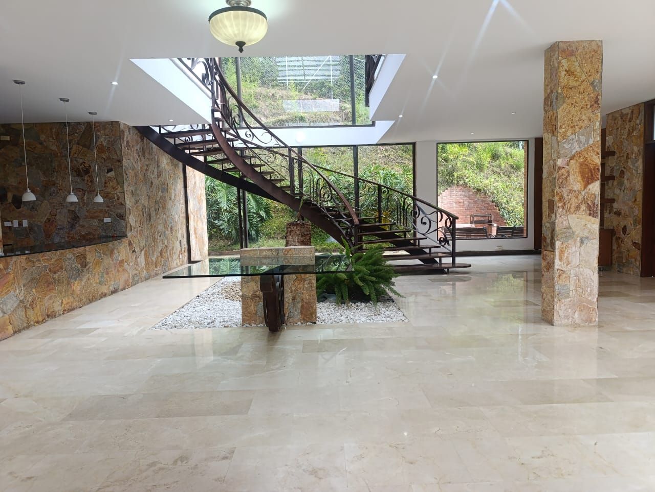 Casa en arriendo Antioquia Medellín El Tesoro 400 m2 Habitaciones 4 Baños 5 Garajes 3 Precio $14000000