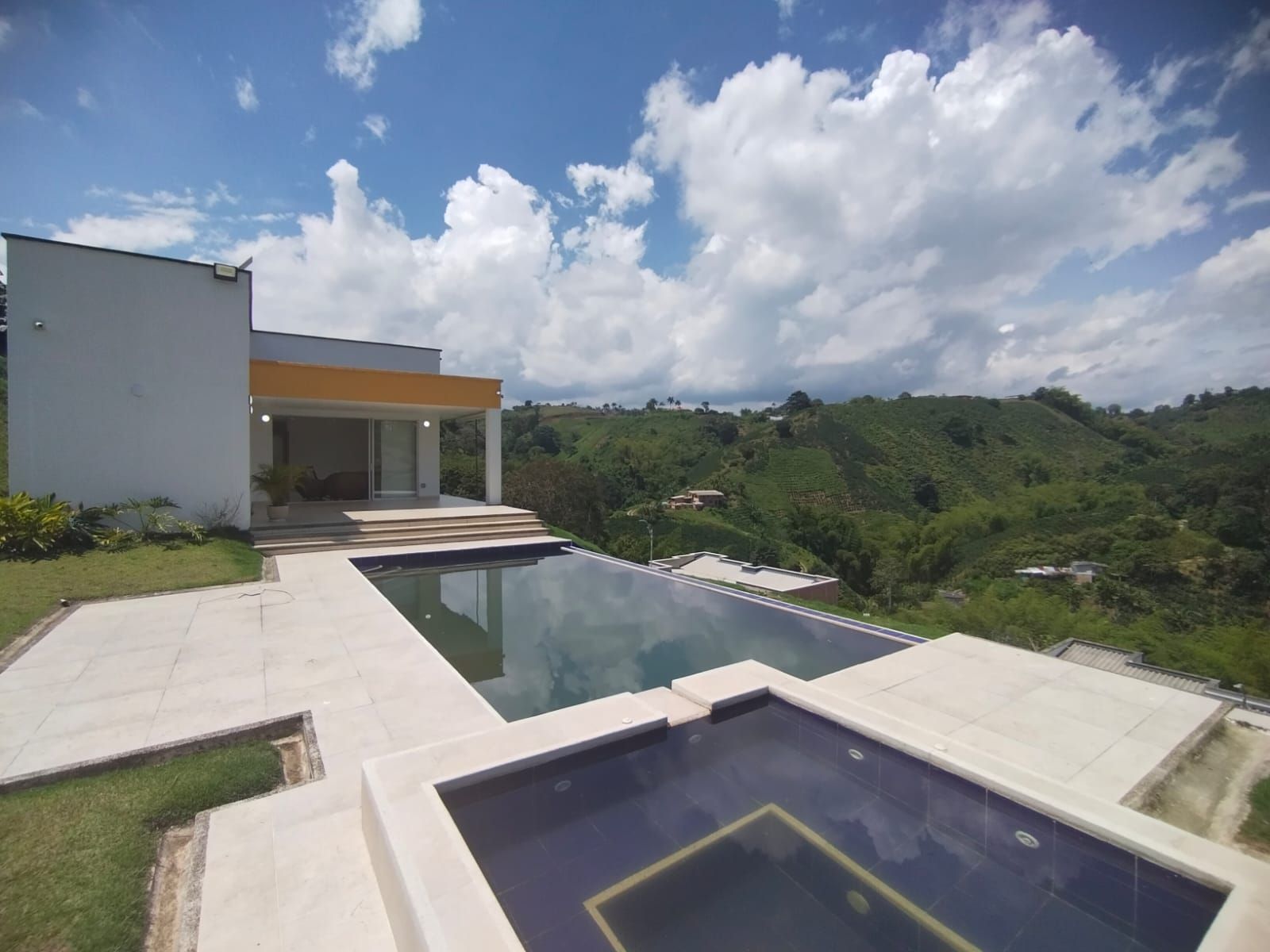 Casa Campestre en arriendo Risaralda Pereira Cd Perla Del Otun 300 m2 Habitaciones 3 Baños 3 Garajes 5 Precio $6800000