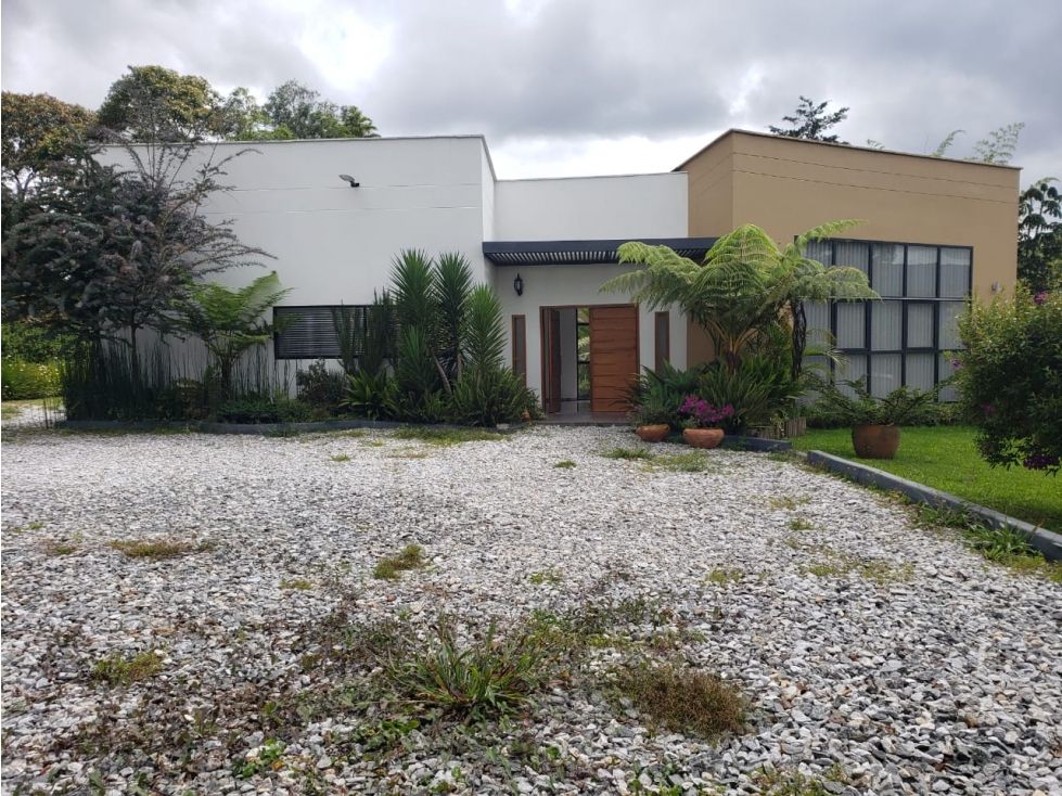 Casa Campestre en arriendo o venta Antioquia La Ceja Fray Eugenio Ramirez Salazar 170 m2 Habitaciones 4 Baños 5 Garajes 6 Precio venta $2500000000 Precio arriendo $16790000