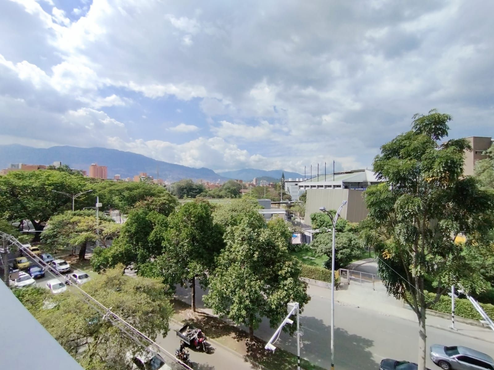 Oficina en arriendo Antioquia Medellín Laureles 1400 m2 Habitaciones 0 Baños 34 Garajes 4 Precio $45000000