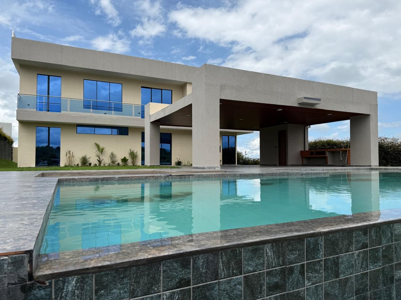 Casa Campestre en venta Risaralda Pereira Br San Fernando 350 m2 Habitaciones 5 Baños 3 Garajes 6 Precio $1550000000