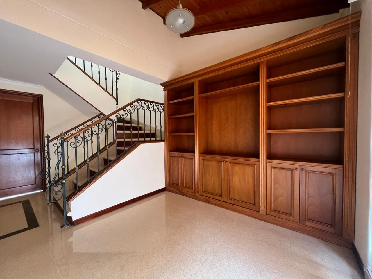 Casa en arriendo o venta Antioquia Envigado Uribe Ángel 186 m2 Habitaciones 3 Baños 3 Garajes 2 Precio venta $930000000 Precio arriendo $6500000