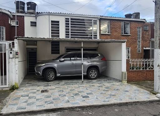 Casa en venta Cundinamarca Bogotá El Encanto 198 m2 Habitaciones 4 Baños 3 Garajes 2 Precio $720000000