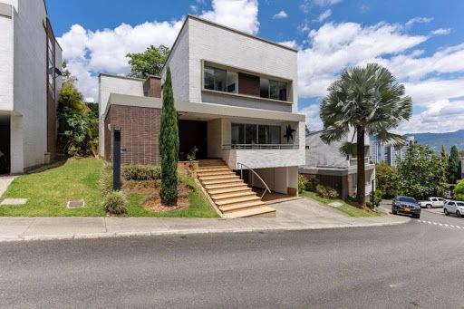 Casa en arriendo Antioquia Medellín San Lucas 425 m2 Habitaciones 3 Baños 4 Garajes 4 Precio $18000000