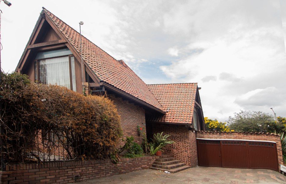 Casa en venta Cundinamarca Bogotá Santa Barbara Central 238 m2 Habitaciones 4 Baños 3 Garajes 2 Precio $1350000000