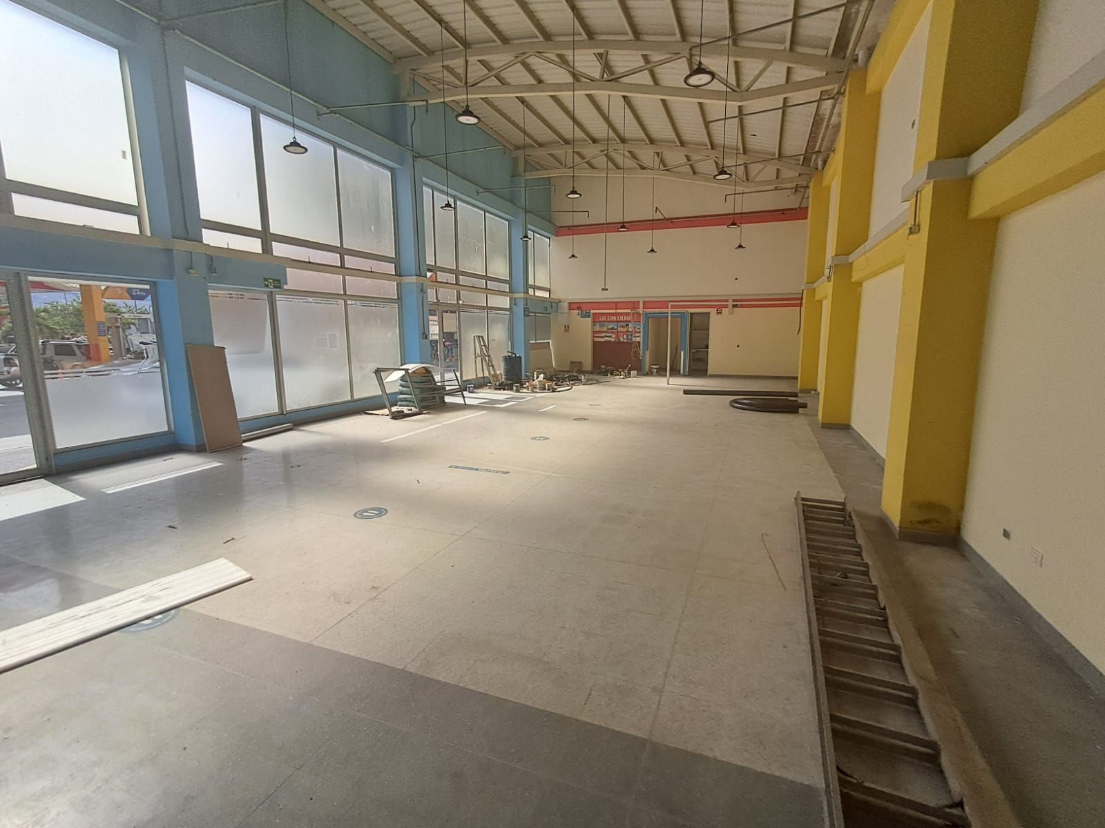 Local en arriendo Antioquia Medellín Las Esmeraldas 200 m2 Habitaciones 0 Baños 2 Garajes 0 Precio $12000000