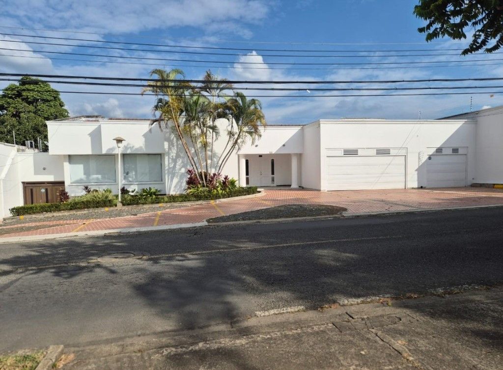 Casa en venta Valle Del Cauca Cali Urbanización Ciudad Jardín 918 m2 Habitaciones 5 Baños 5 Garajes 7 Precio $2500000000